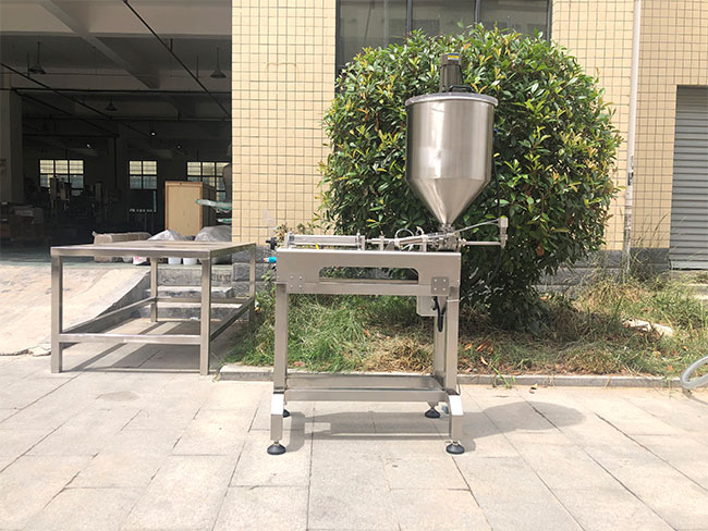 星火半自動(dòng)膏體灌裝機(jī)設(shè)備展示